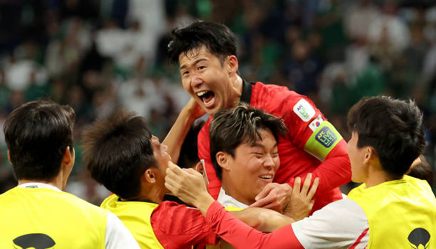 Son Heung-min chói sáng, Hàn Quốc ngược dòng vào bán kết 