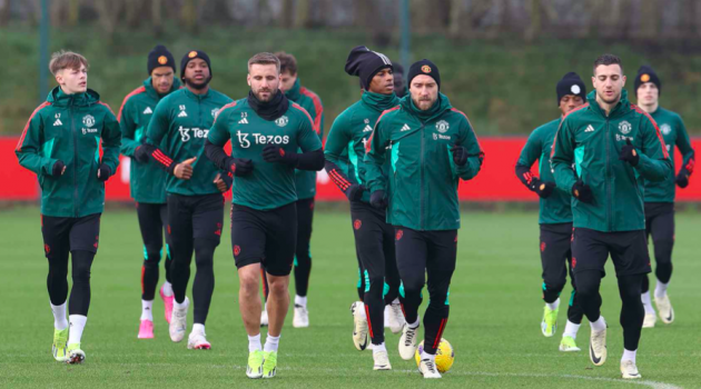 Cái tên lạ hoắc xuất hiện; Bất ngờ Van Persie trên sân tập Man Utd