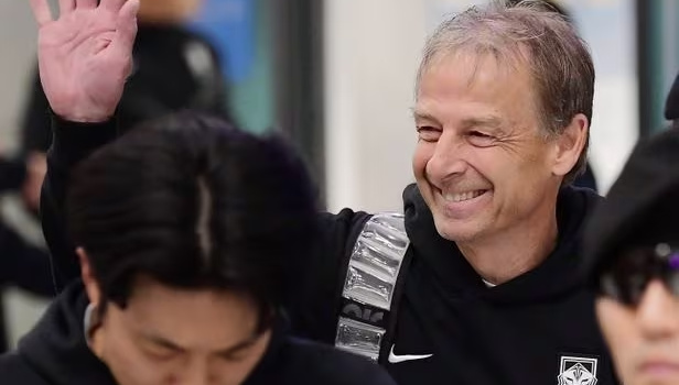 HLV Jurgen Klinsmann có hành động khiến CĐV Hàn Quốc phẫn nộ