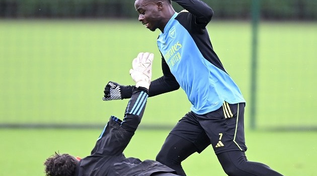 Saka trổ tuyệt kỹ khiến Raya té nhào