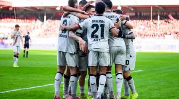 Leverkusen hơn Bayern 8 điểm; Sancho tàng hình ngày Dortmund sẩy chân