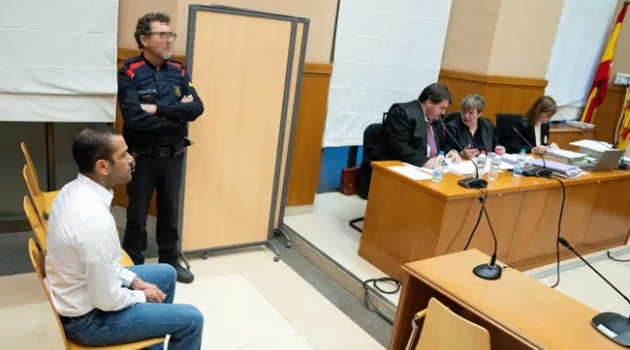 Thương thay cho Dani Alves