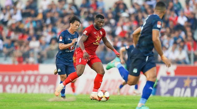 Vòng 10 V-League: Chung kết đỉnh, đáy; Kiatisuk tiếp tục 'tuần trăng mật'