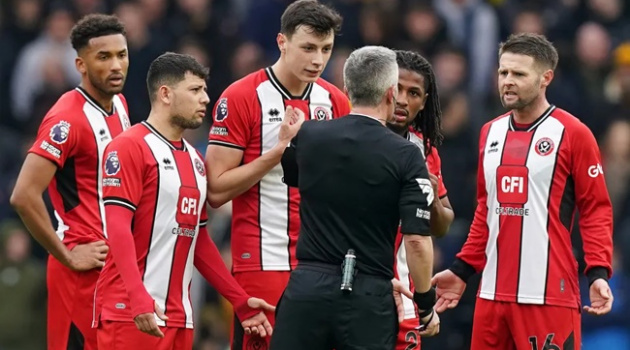 Đội xếp cuối bảng Premier League khốn đốn vì gà nhà đá nhau
