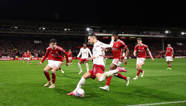 Có cỗ máy toàn diện, M.U cần gì Dumfries?