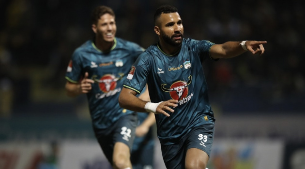 Thủ môn Thanh Hóa mắc sai lầm không tưởng, HAGL thoát đáy bảng V-League