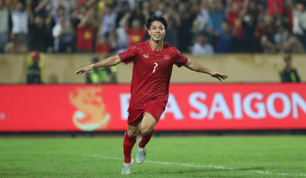 HLV Troussier bị ép phải triệu tập Công Phượng?