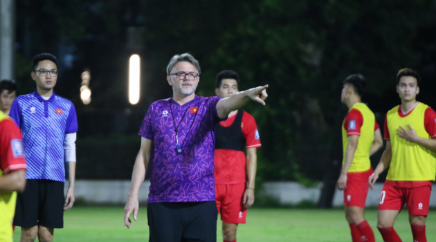 Chuyên gia: Thua Indonesia cũng đừng vội sa thải HLV Philippe Troussier