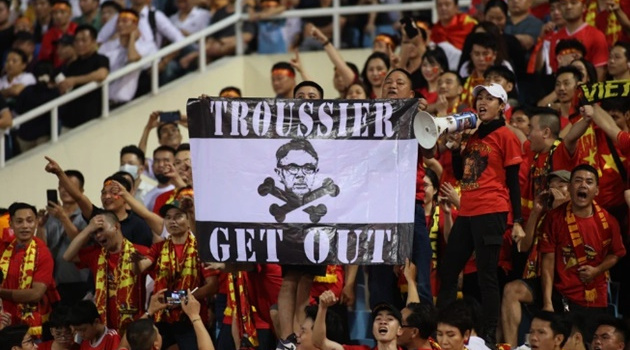 Ông ta đang phá nát bóng đá Việt Nam''