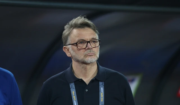 HLV Troussier thất bại vì bị học trò quay lưng?