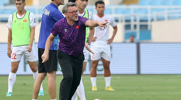 Bất ngờ với cách HLV Troussier thay đổi bóng đá Nhật Bản