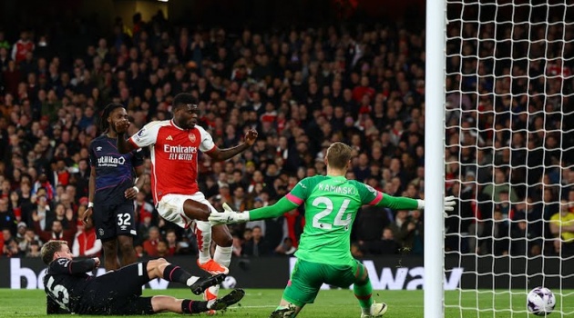 Phô diễn sức mạnh, Arsenal trở lại ngôi đầu Premier League