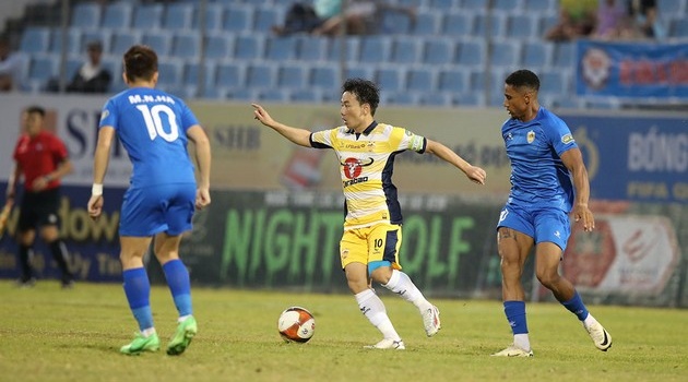 V-League lại dồn toa, ngắt quãng vì giải trẻ, nghịch lý của bóng đá Việt Nam