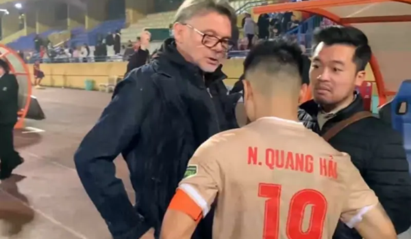 HLV Troussier cố tình ngăn cản Quang Hải sang Nhật thi đấu?