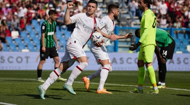 Rượt đuổi hấp dẫn, AC Milan bị Sassuolo cầm hòa trong trận cầu 6 bàn thắng