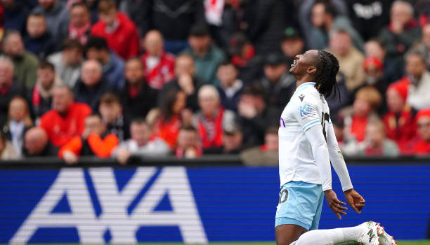 Người cũ Arsenal kéo sập Anfield