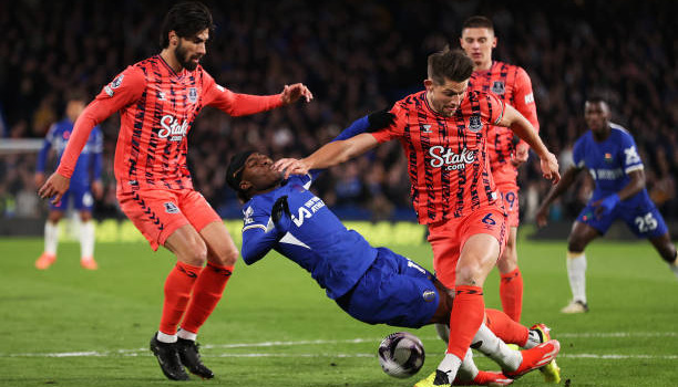 Xấu hổ quá, Madueke!