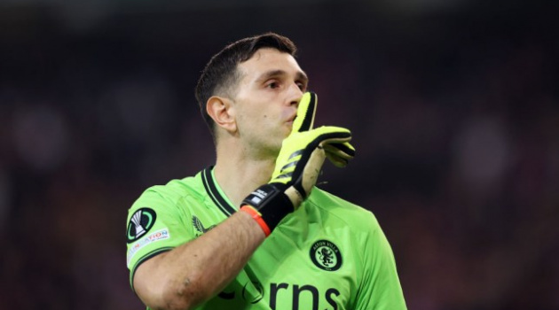 Vì sao Emi Martinez bị 2 thẻ vàng vẫn tiếp tục được thi đấu?