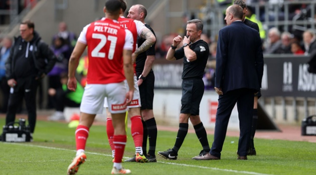 CĐV nguy kịch, trận đấu Championship tạm dừng 35 phút