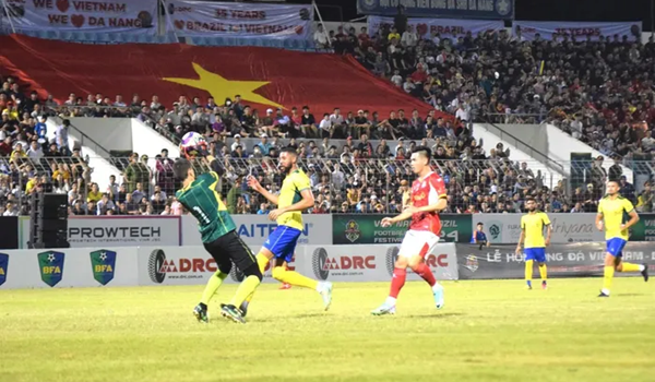 Rivaldo cùng Brazil thắng đậm các ngôi sao Việt Nam