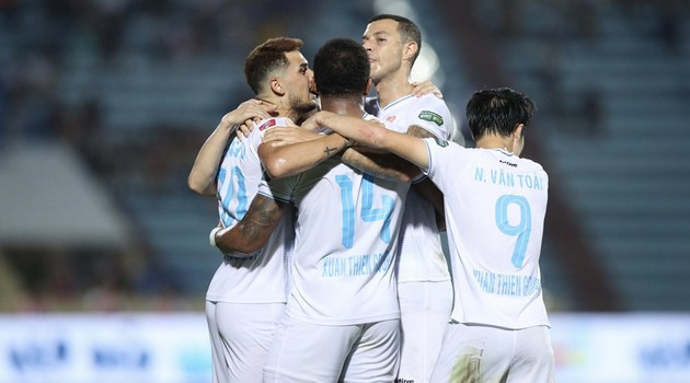 Sát thủ lập hattrick giúp Nam Định tiến sát ngôi vương; Bình Định thắng dễ Hà Tĩnh