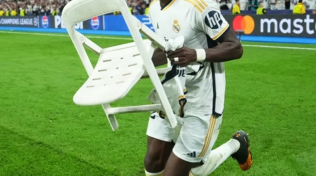 Rudiger gây bão sau chiến thắng trước Bayern