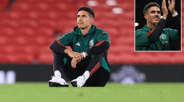 Hai cầu thủ cùng lúc vẫy tay tạm biệt M.U; Varane lấy nước mắt