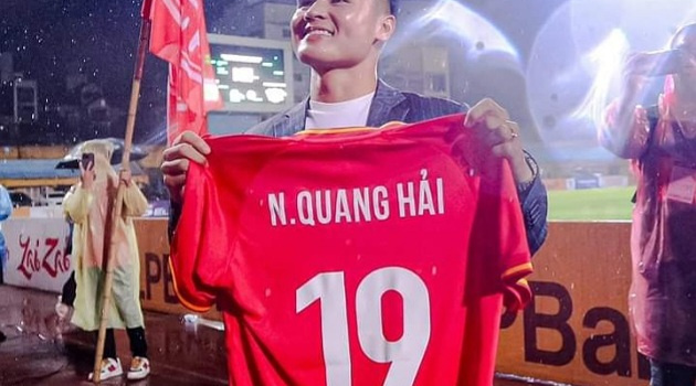 Quang Hải sắp xuất ngoại; HLV Kim Sang-sik bị giả mạo danh tính
