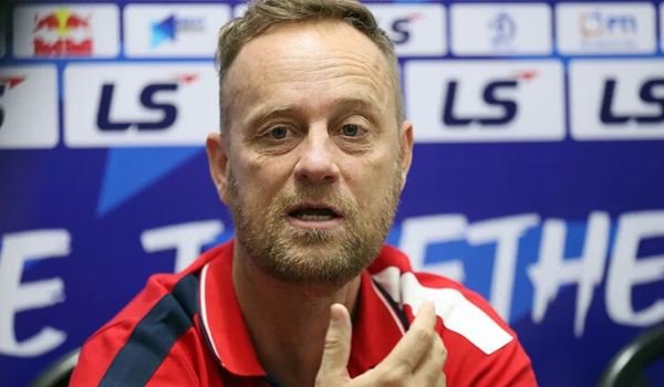 Thù lao khó tin của HLV Polking tại CAHN