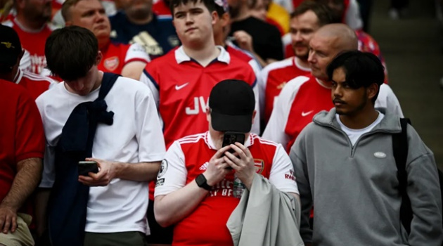 Mây đen bao phủ Emirates, CĐV Arsenal tuyệt vọng sau 79 giây