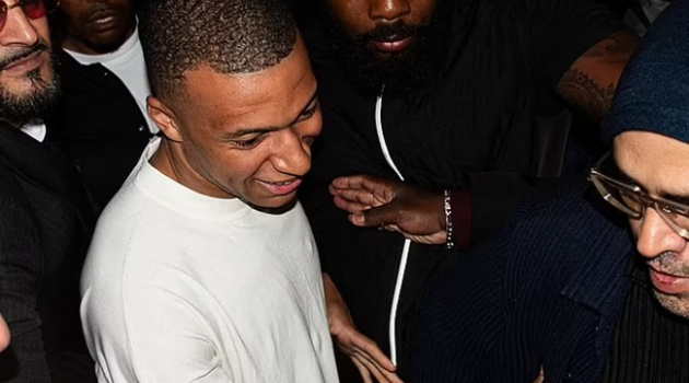 Mbappe tươi rói trong tiệc chia tay PSG