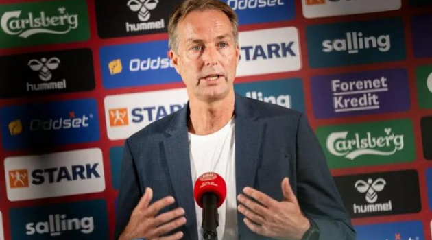 Bị đe dọa sa thải, HLV Đan Mạch nói lý do bỏ qua Matt O'Riley 