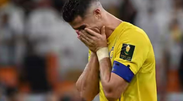 Ronaldo bật khóc nức nở như đứa trẻ