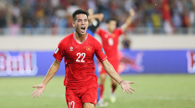 Việt Nam thắng Philippines, Tiến Linh sánh vai Công Vinh