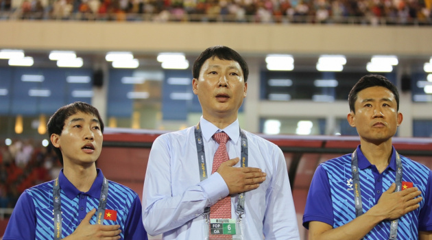 HLV Kim Sang-sik hát Quốc ca, Tiến Linh tỏa sáng, Tuấn Hải khiến Mỹ Đình vỡ òa phút bù giờ