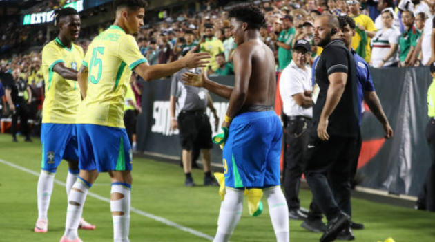 Thần đồng tỏa sáng, Brazil chật vật đánh bại Mexico