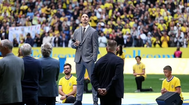 Ibrahimovic cố kìm nước mắt trước 45.000 người hâm mộ Thụy Điển