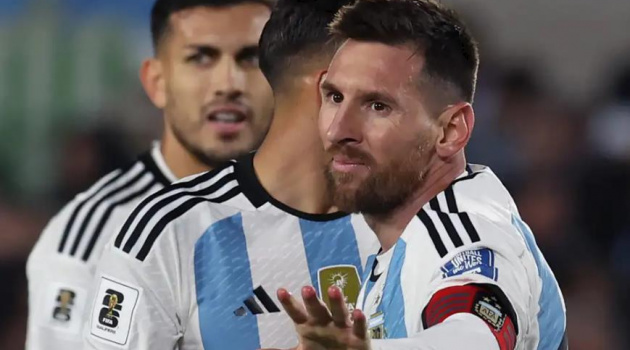 Tại sao Messi dự bị trước Ecuador?