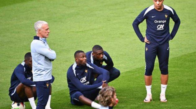 Trở lại sân tập, Mbappe tỏ rõ thái độ với dàn sao tuyển Pháp