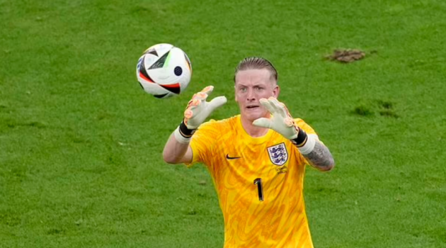 UEFA nhanh chóng vào cuộc khi mặt sân quá tệ