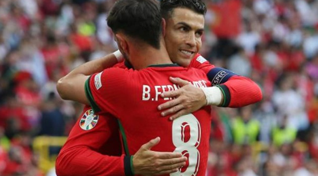 Ronaldo hóa 'độc cô cầu bại' ở EURO