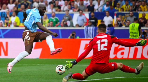 Cạn lời với Lukaku, De Bruyne cũng ngao ngán