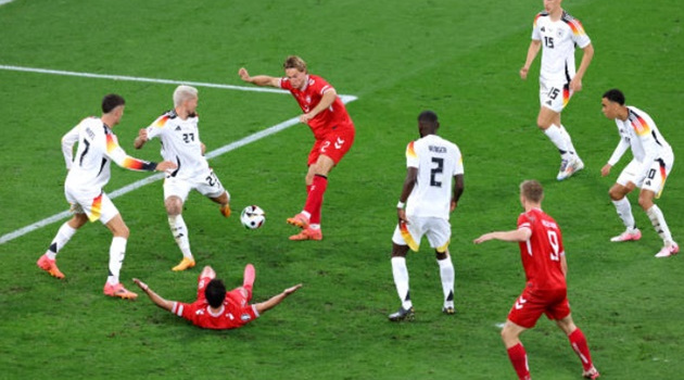 Hình ảnh gây sửng sốt về bàn thắng bị hủy của Đan Mạch