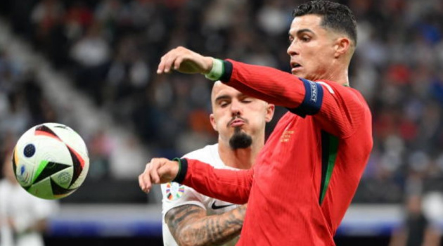 Phút ngẫu hứng của Ronaldo khiến đối thủ ức chế