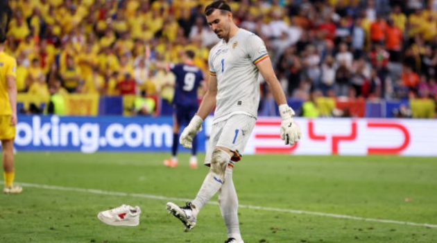 Thủ môn Romania bị phân tâm trước khi Malen ghi bàn