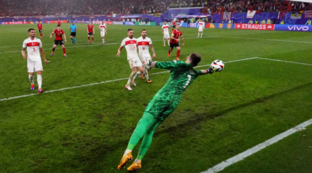 Pha cứu thua thế kỷ giúp Thổ Nhĩ Kỳ viết nên lịch sử tại EURO