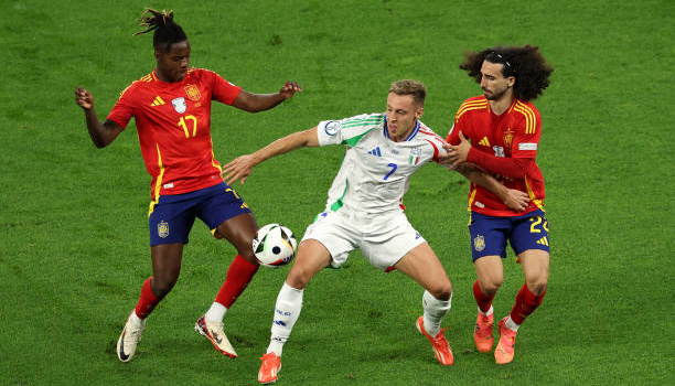 Cucurella khuyên sao TBN từ chối Barca