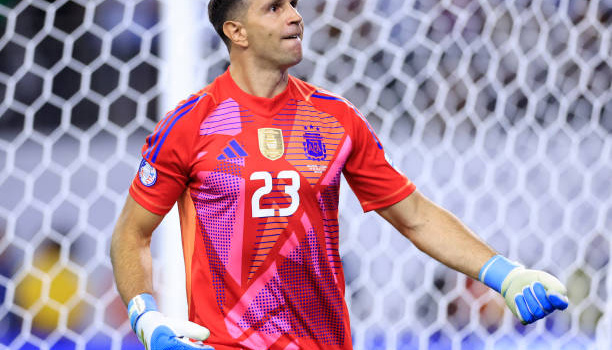 Cứu Argentina, Martinez được đồng đội tung lên mây