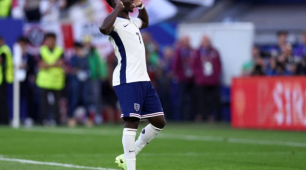 Saka thán phục cách đá penalty của Toney