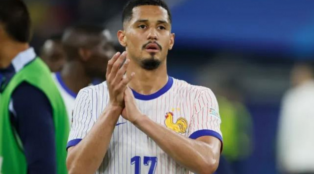 Ibrahima Konate bảo vệ William Saliba